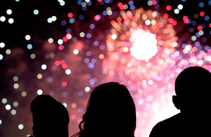 Familia Feliz Viendo Fuegos Artificiales