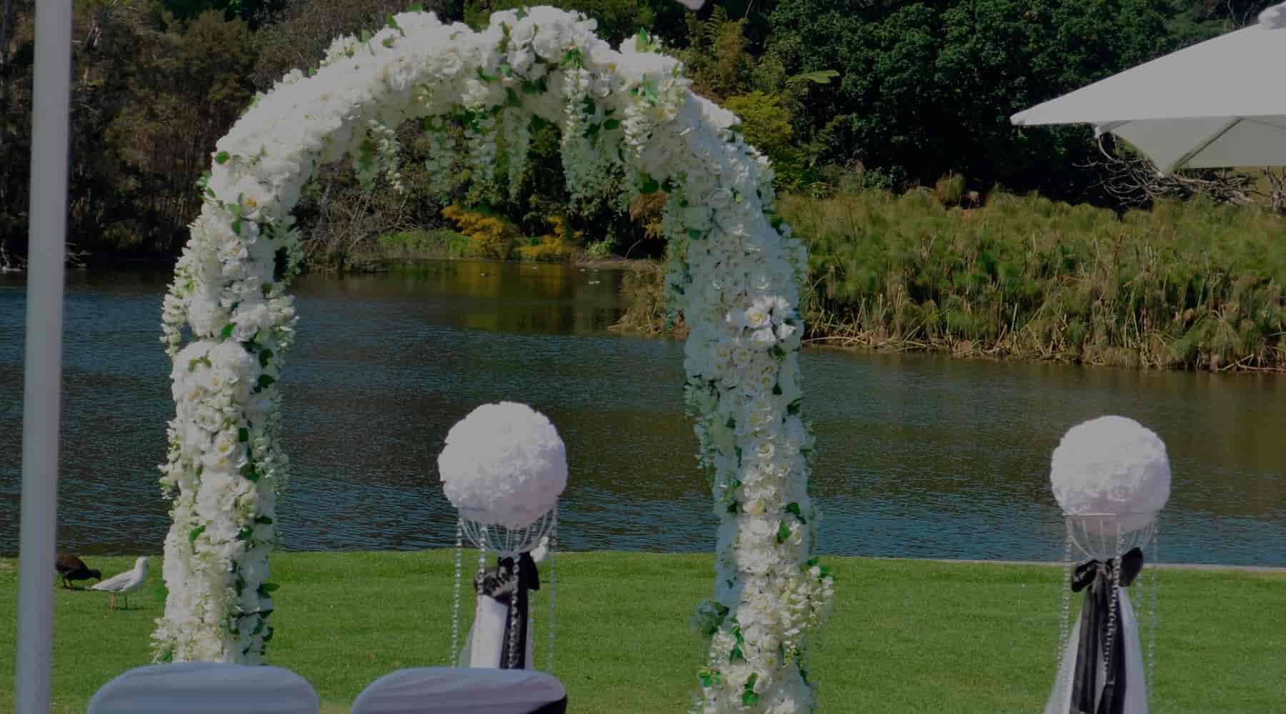 Alquiler de Arcos y Bancas Para Bodas en Costa Rica
