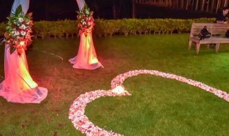 Arco Decorado Y Corazón De Pétalos Para Declaraciones De Matrimonio