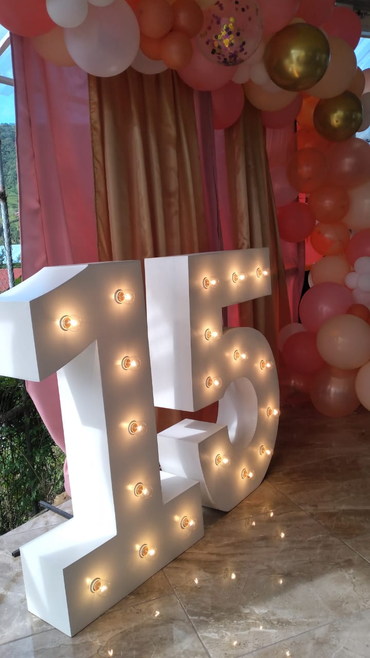 Renta de Letras Gigantes para Boda o 15 Años (Paquete de 3 Pzas.)