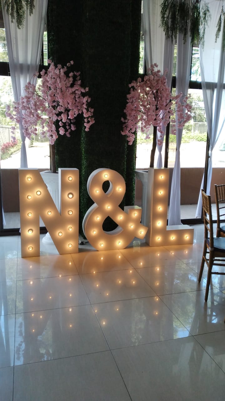 Letras gigantes para boda que sirven como decoración del eventoA0