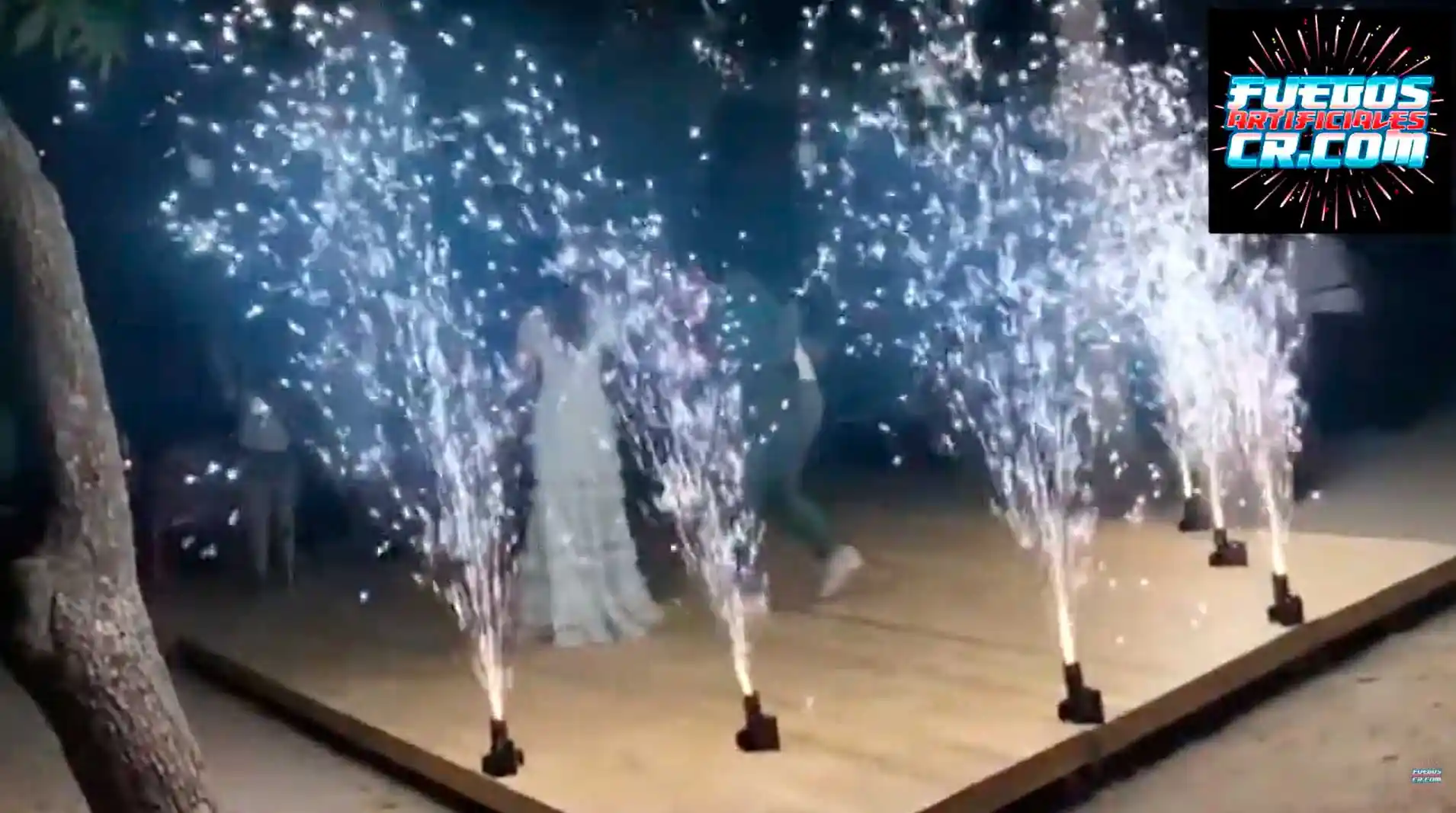 Pareja Bailando con Pólvora Fría Alrededor, Pólvora Fría para Bodas en Costa Rica